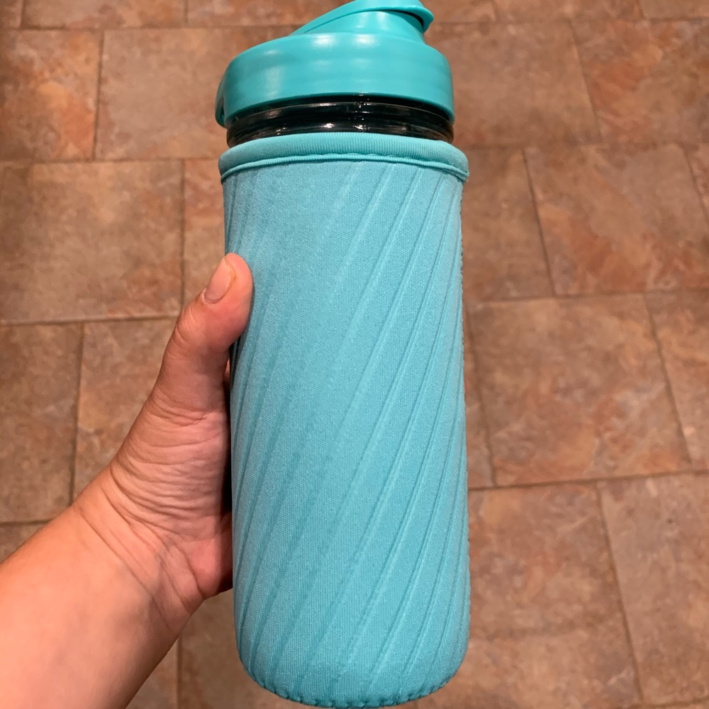 Masontops glass water bottle with neoprene